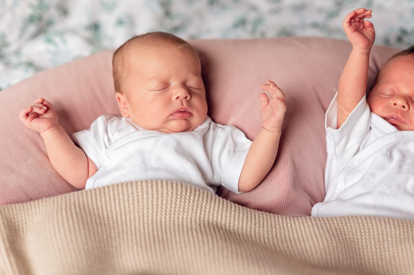 Bliźnięta otulone kocykami sesja noworodkowa w domu