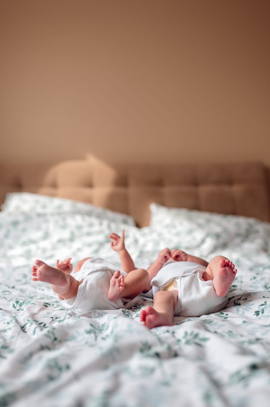 Stópki bliźniąt detal sesja noworodkowa w domu