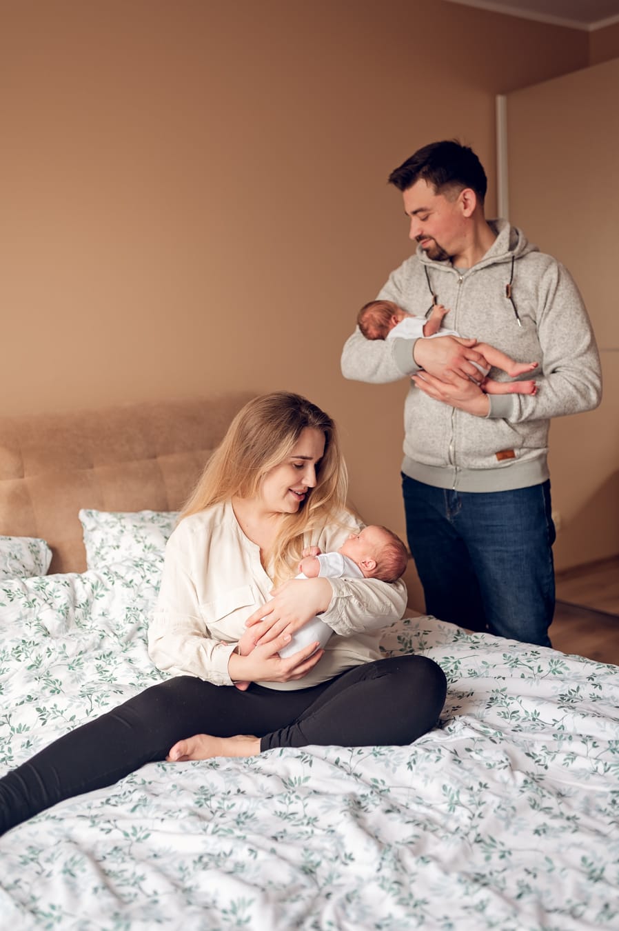 Rodzice tulą bliźnięta sesja noworodkowa w domu Gdynia
