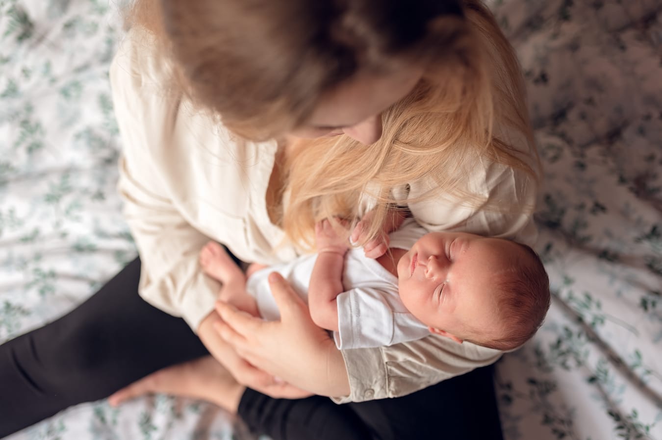 Mama tuli bliźnięta sesja noworodkowa w domu Gdynia