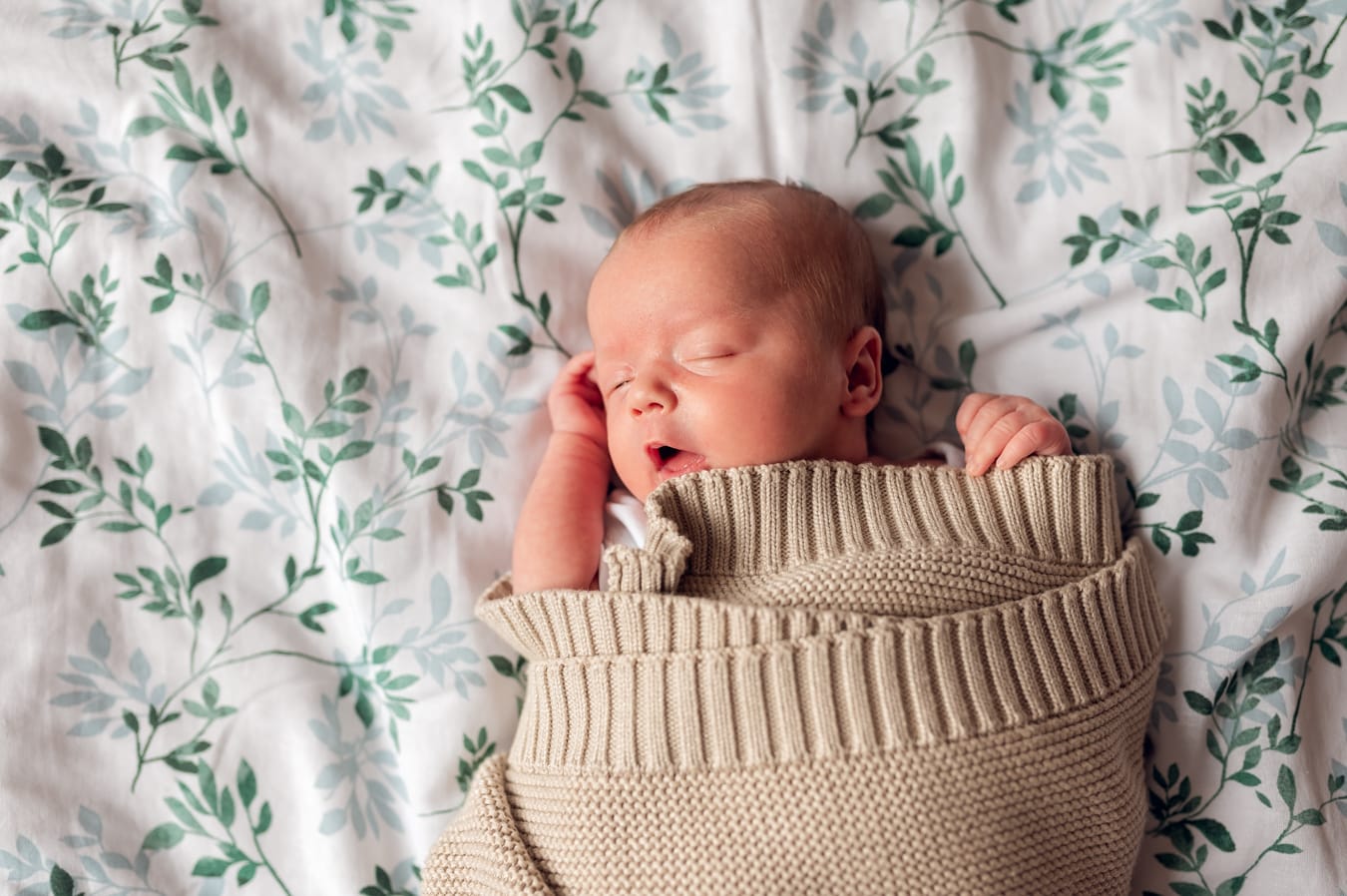 Noworodek otulony kocykiem sesja bliźniąt w domu Gdynia