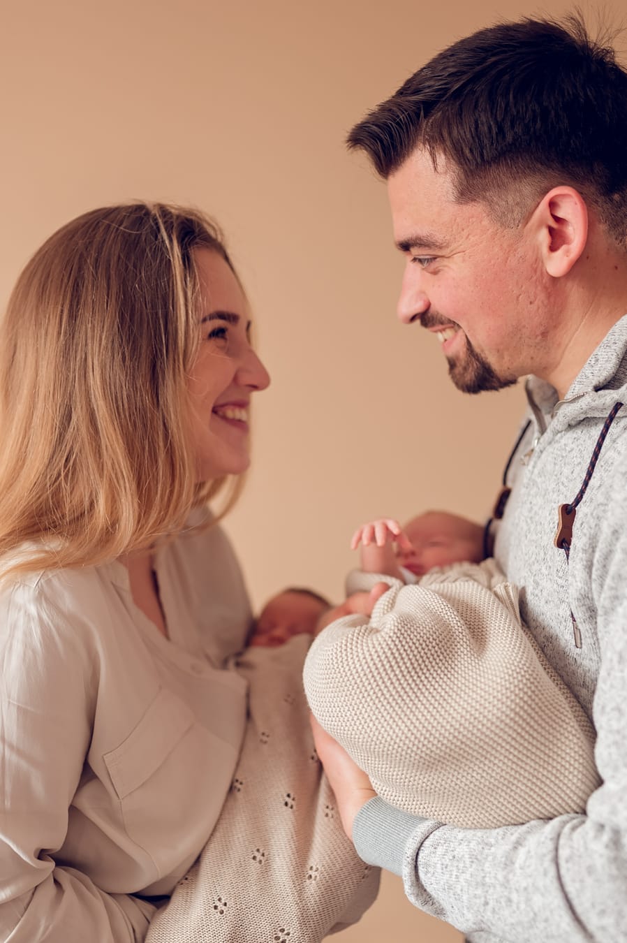 Rodzice z bliźniakami portret sesja noworodkowa Gdynia