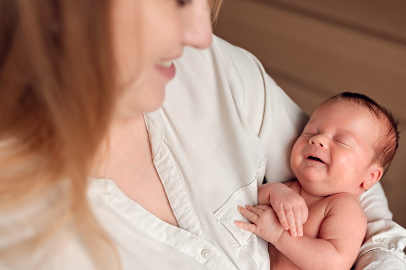 Mama patrzy na roześmiane bliźnię sesja Gdynia