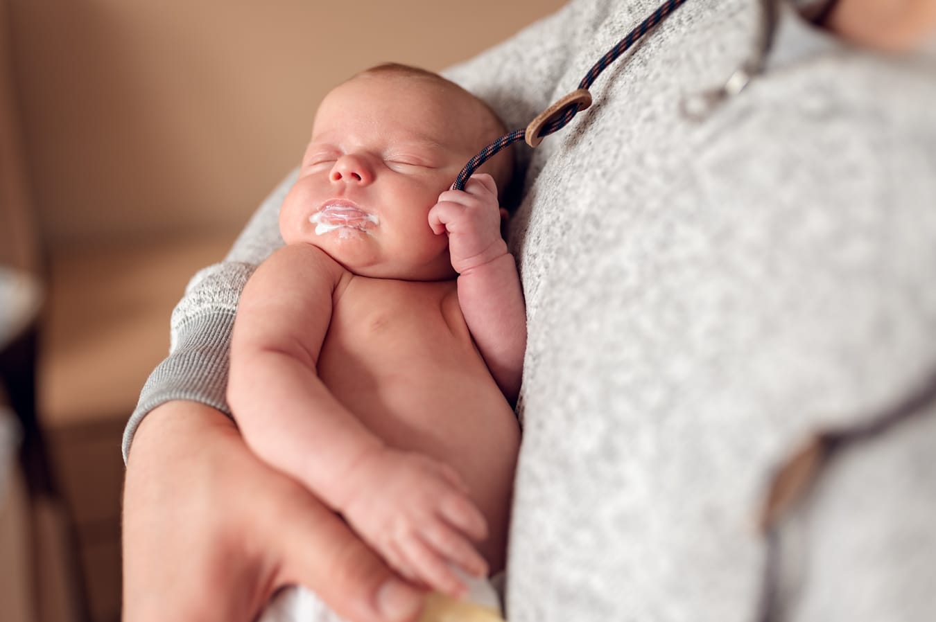Bliźnię z mlekiem na ustach sesja noworodkowa w domu