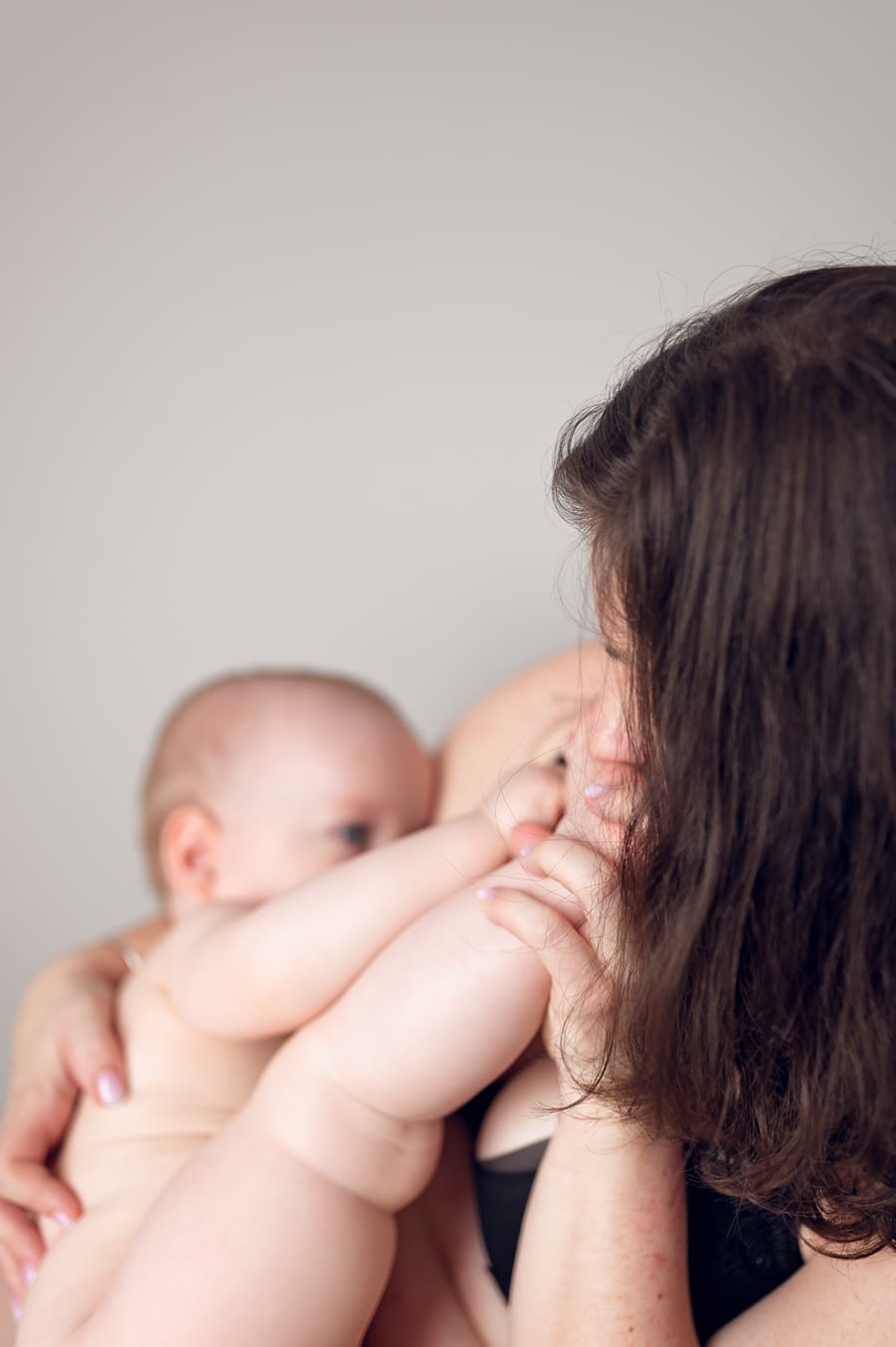 Portret matki karmiącej piersią podczas sesji skin to skin