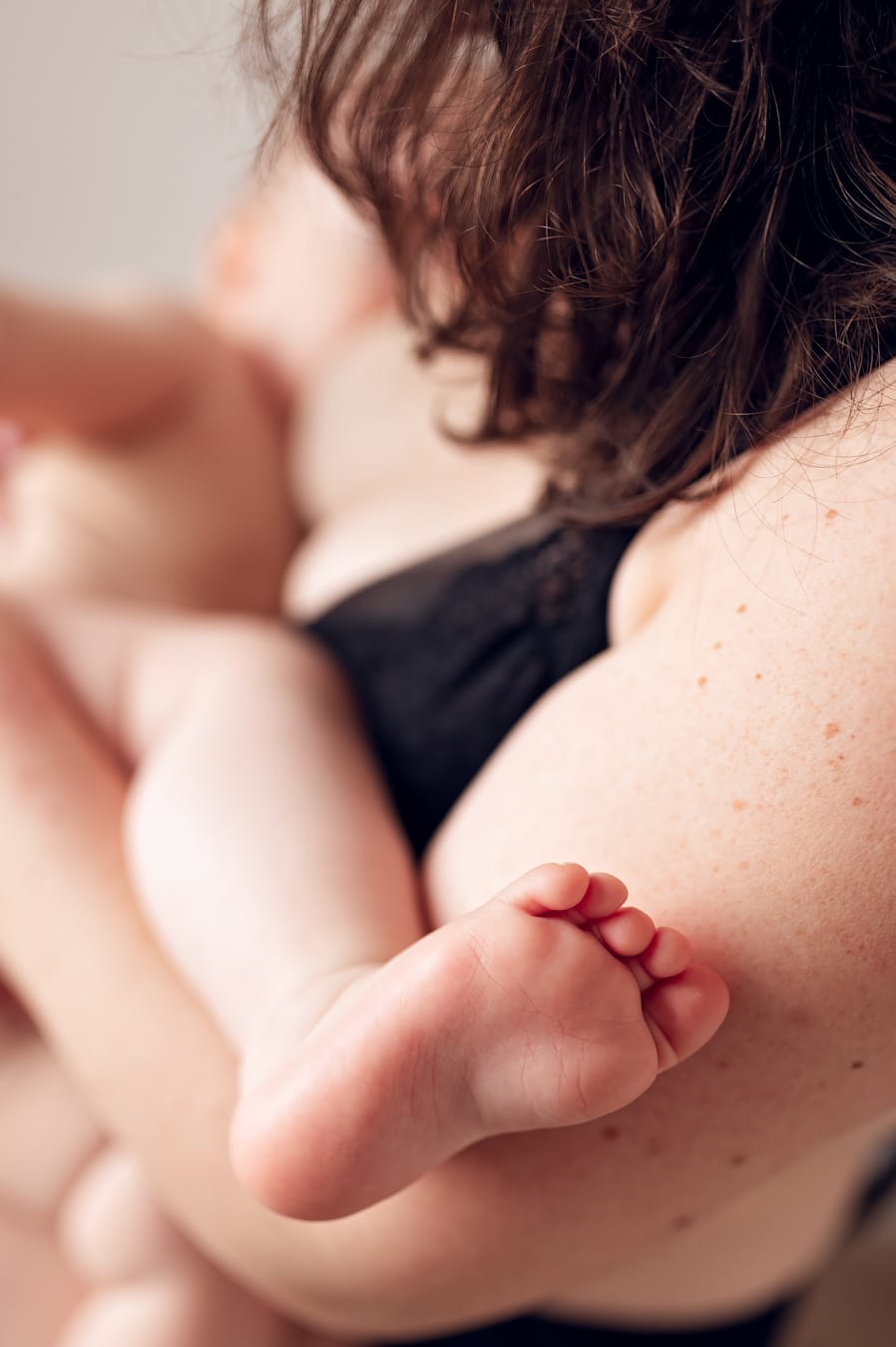 Fotografia matki karmiącej piersią w domu w Gdyni