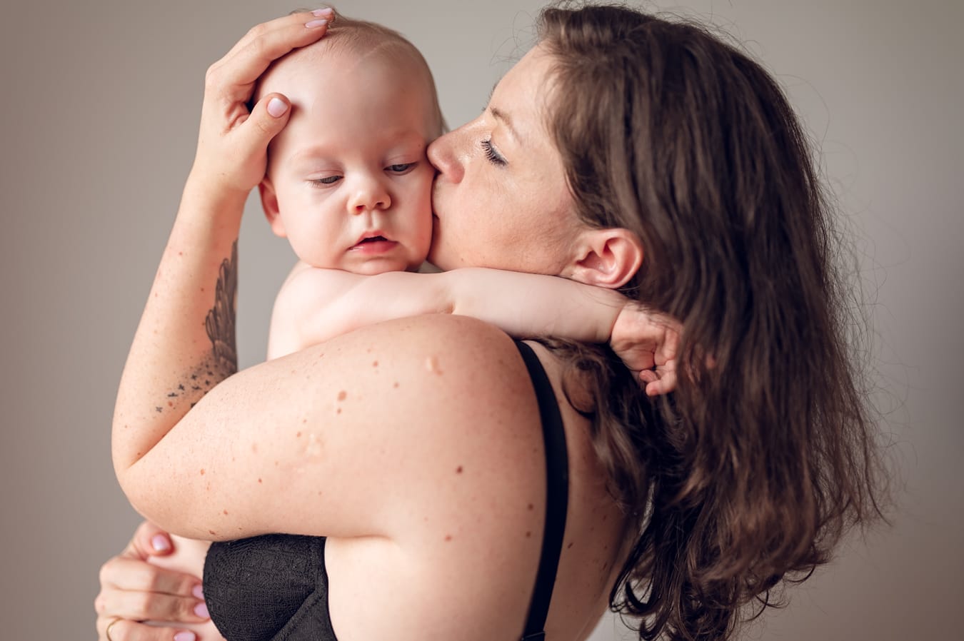 Mama karmiąca piersią podczas sesji skin to skin w Trójmieście