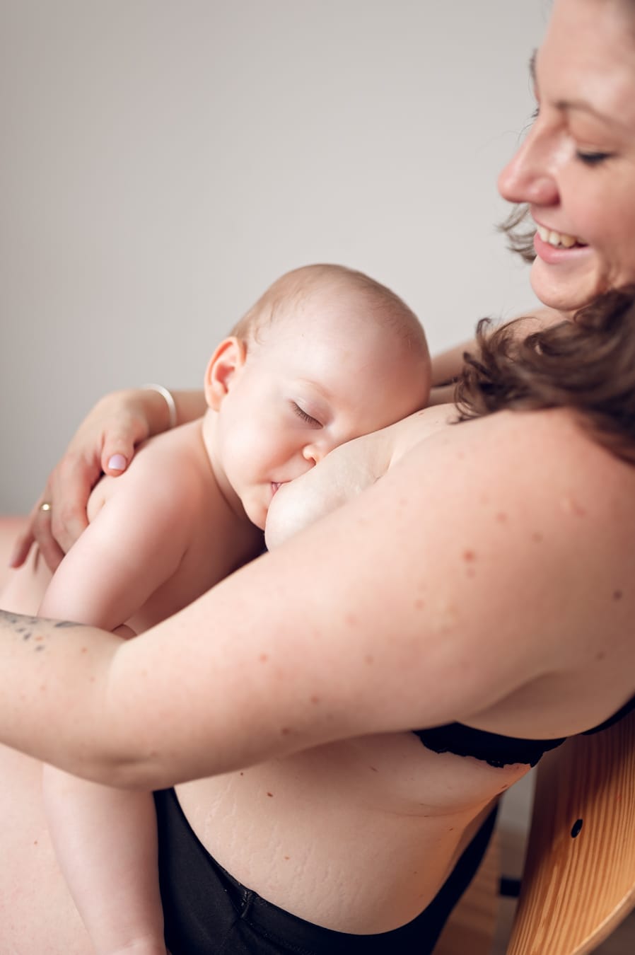 Zdjęcie szczęśliwego dziecka podczas sesji skin to skin w Trójmieście