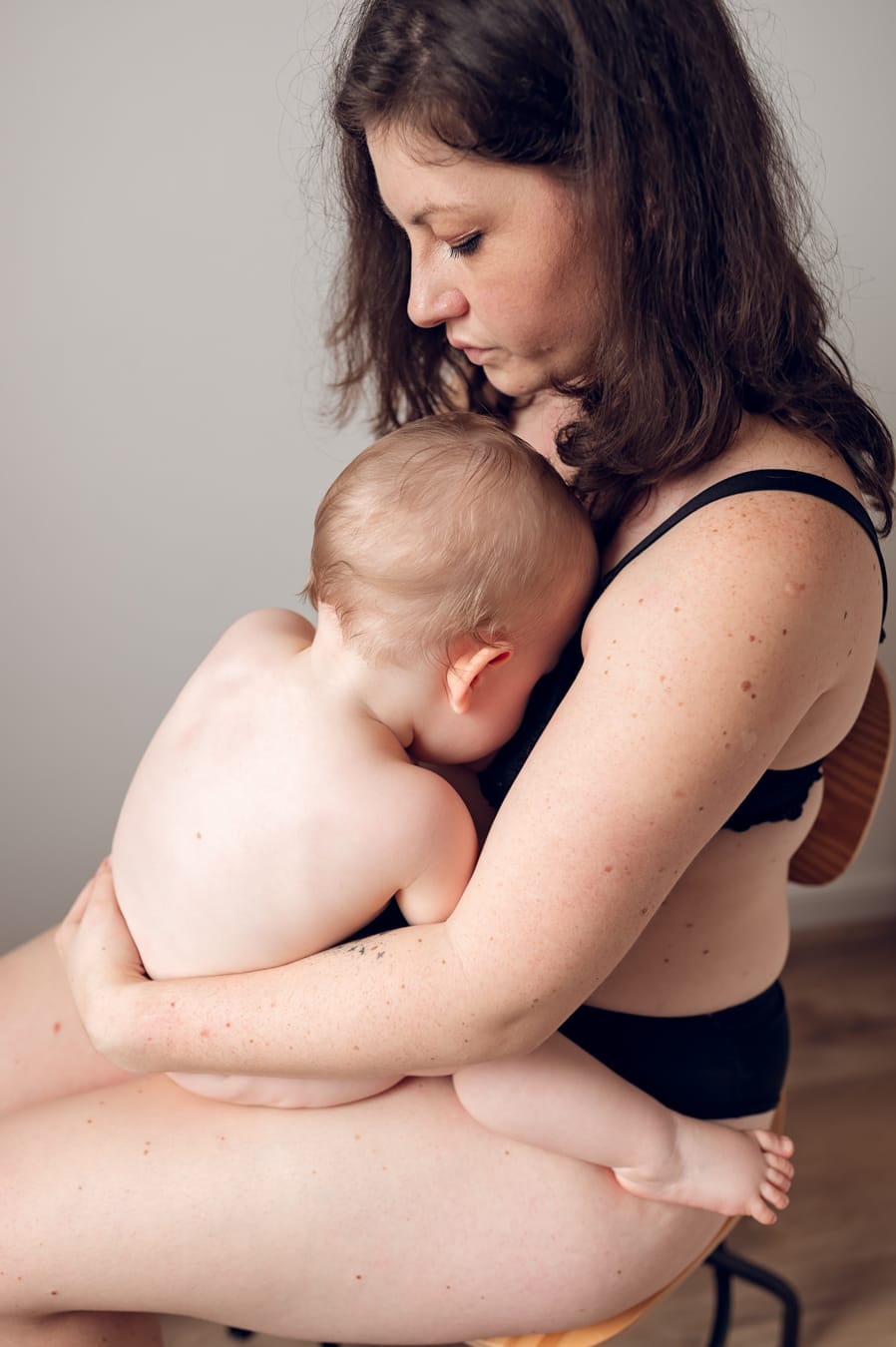 Zdjęcie sesji skin to skin w naturalnym środowisku