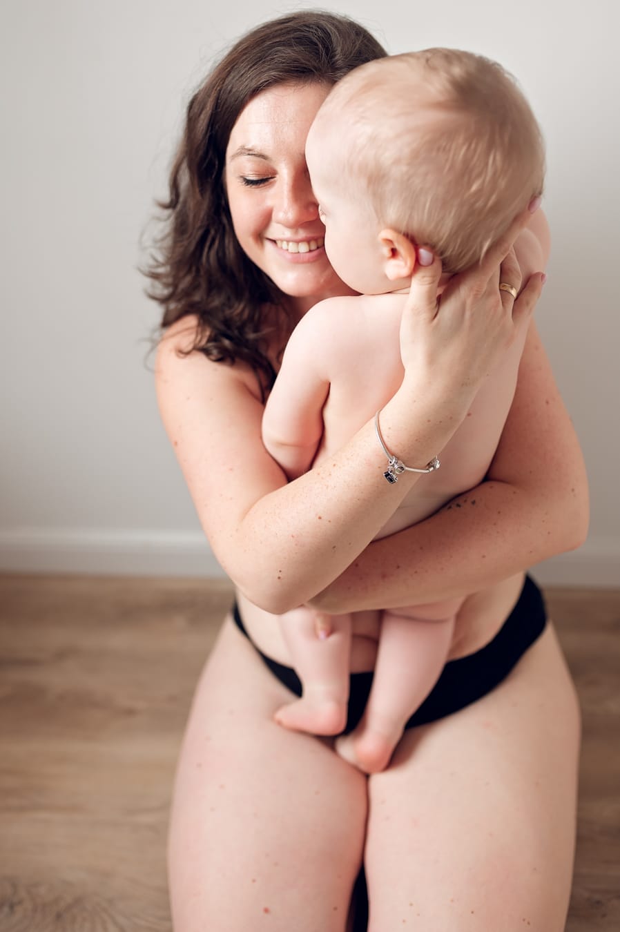 Sesja zdjęciowa skóra do skóry z dzieckiem w domu w Trójmieście