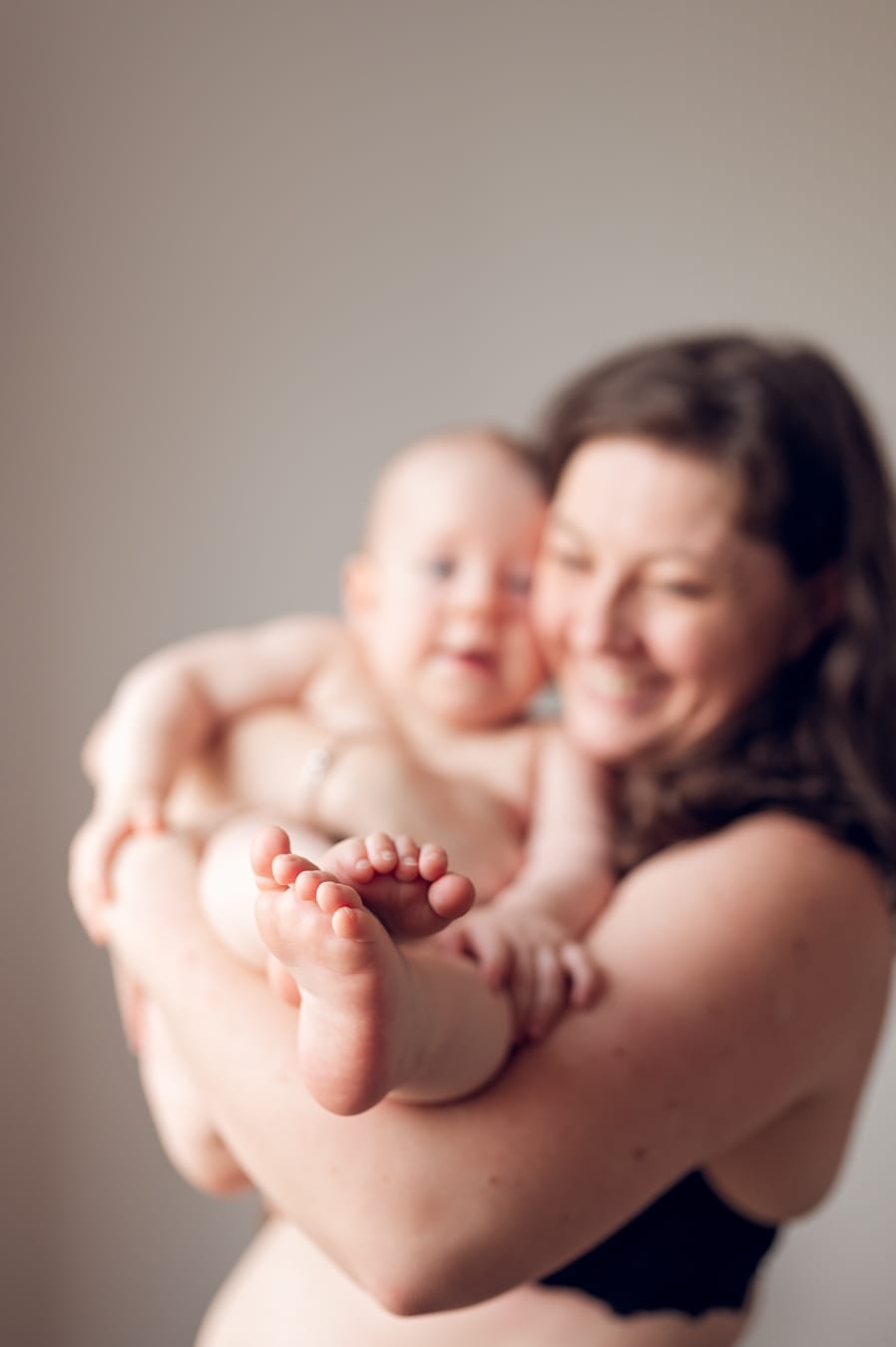 Szczęśliwa mama na naturalnych zdjęciach w Gdyni