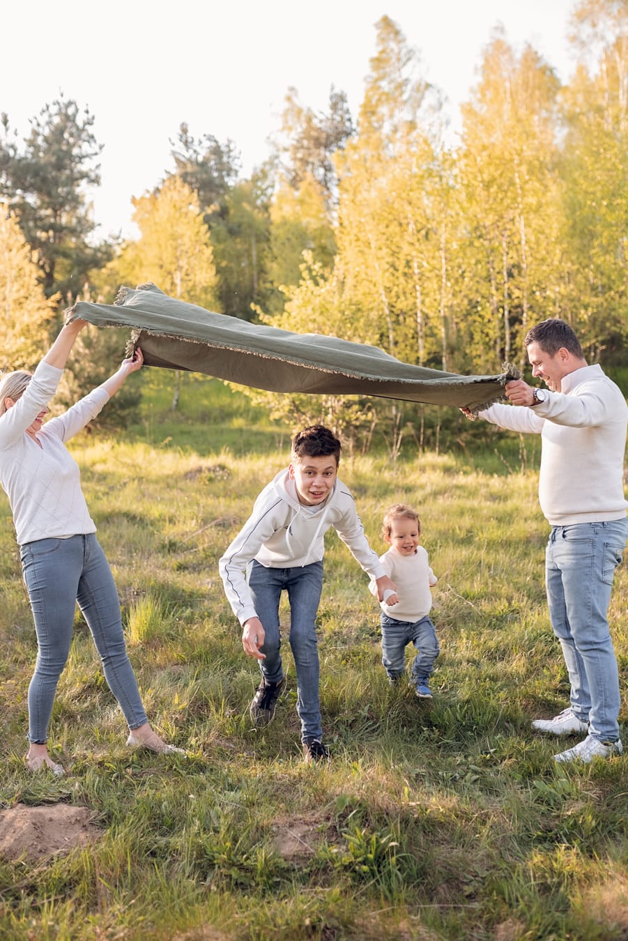 Bracia bawią się na łące sesja rodzinna Gdynia