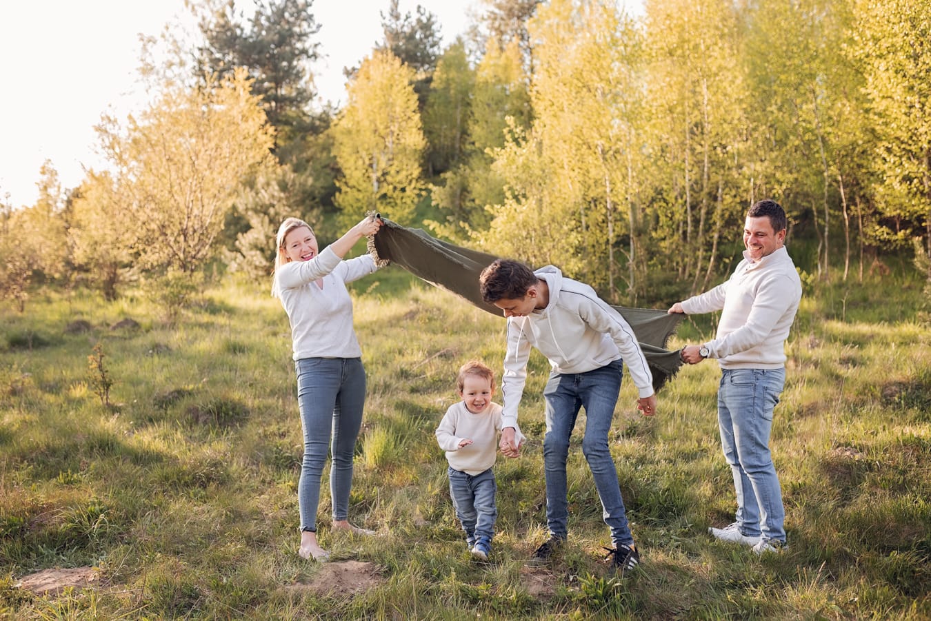 Rodzinne zabawy w kocu sesja na łące Gdynia
