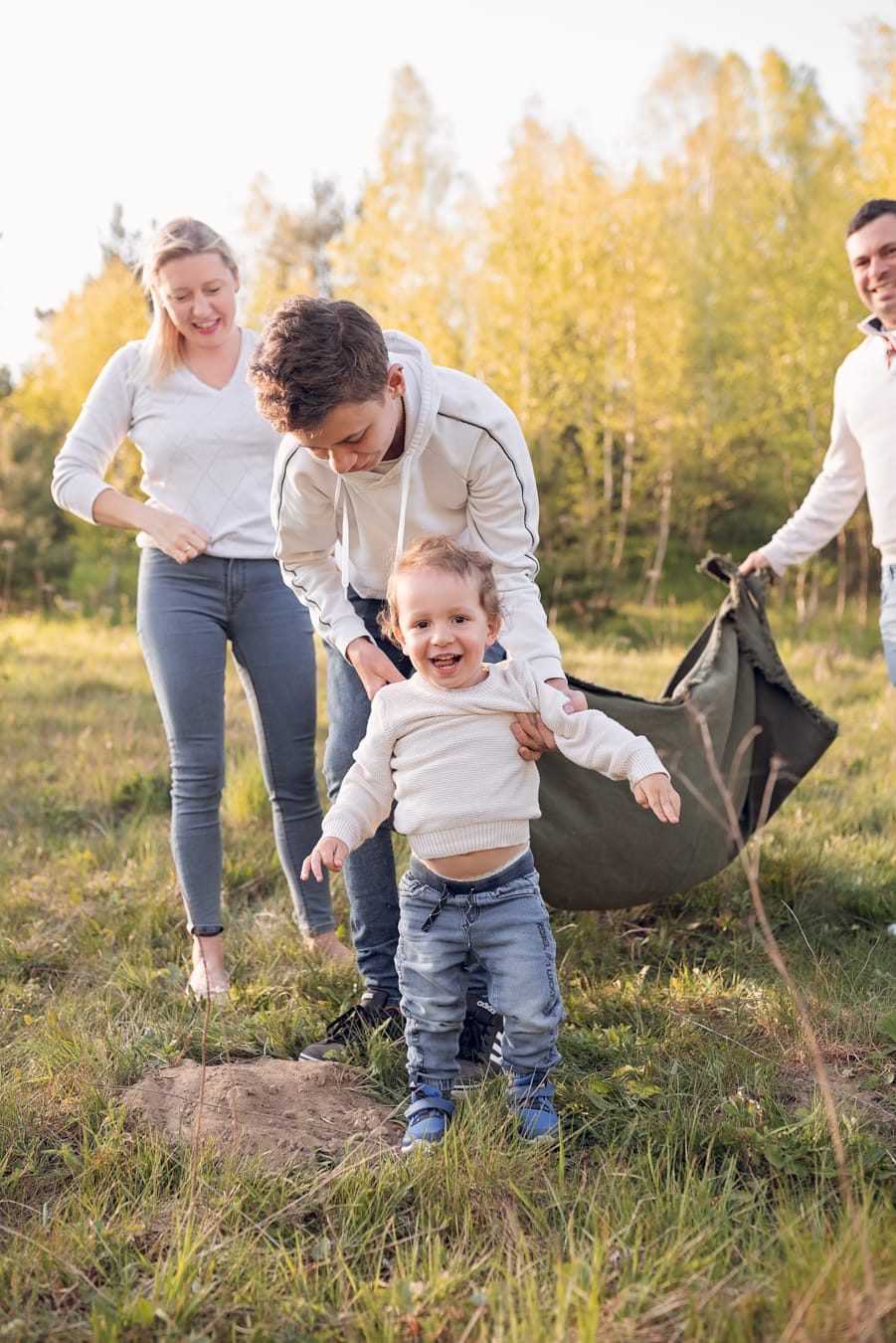 Bracia bawią się na łące sesja rodzinna Gdynia
