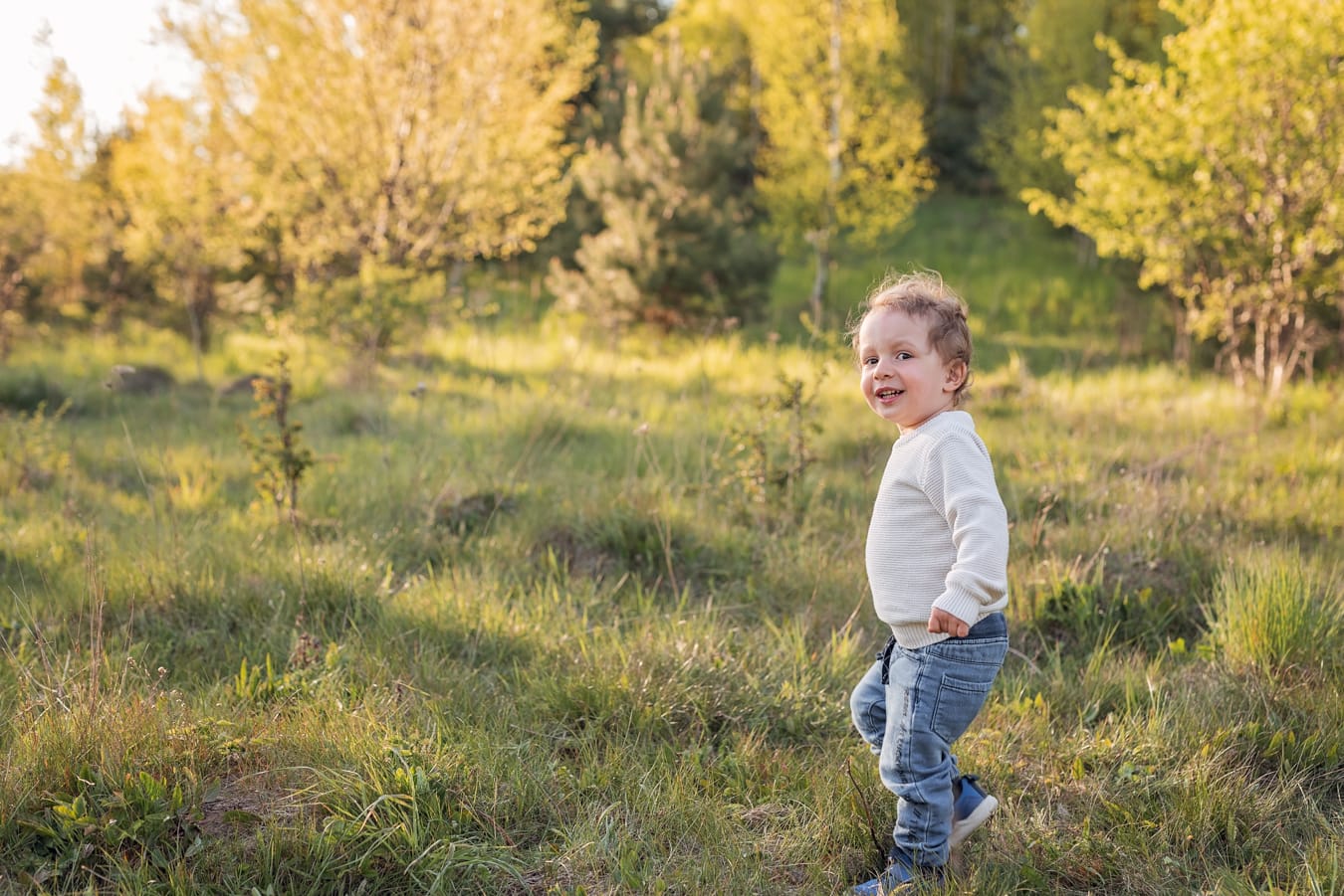 Chłopiec biegnie po łące sesja rodzinna Gdynia