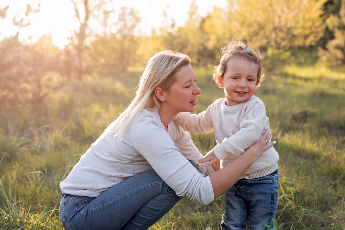 Mama z synem na łące sesja rodzinna Gdynia