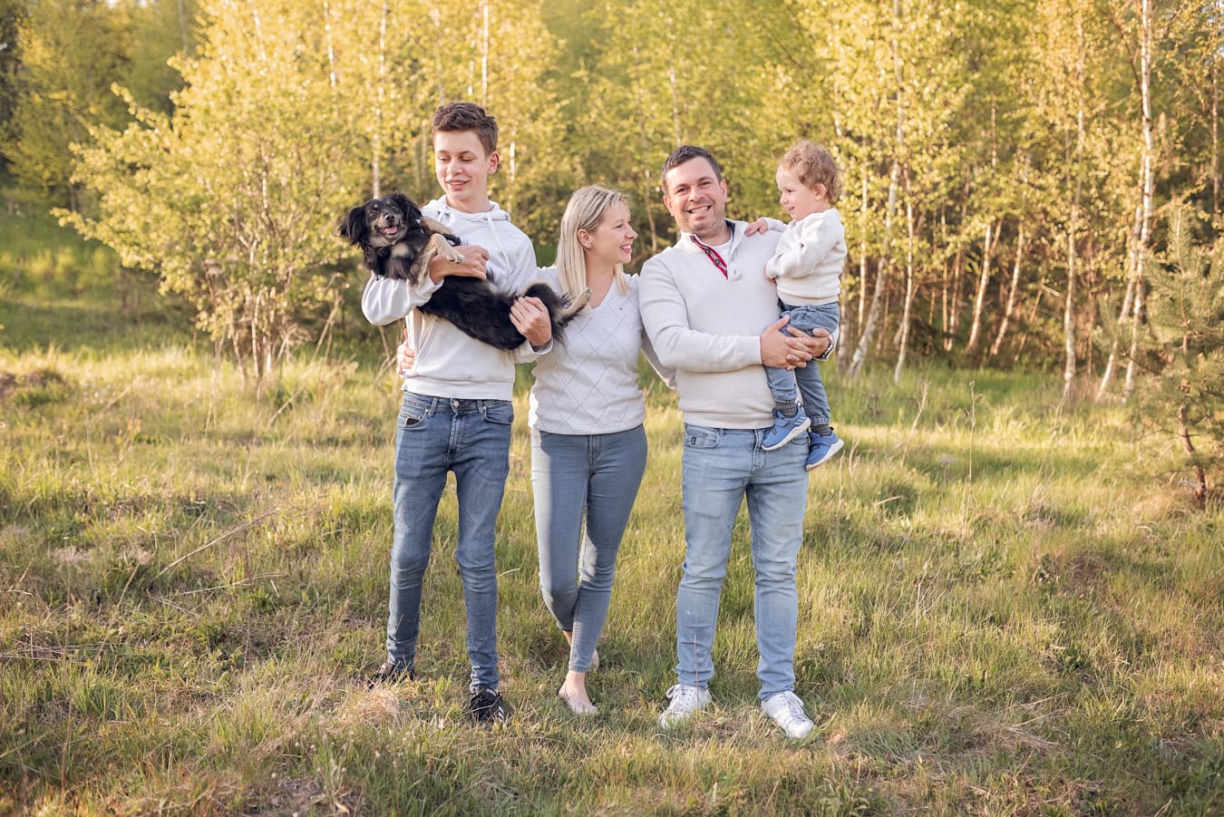 Rodzina z psem na łące wiosną sesja rodzinna Gdynia