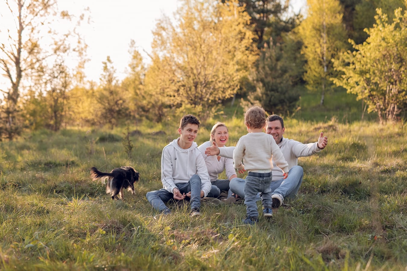 Rodzina śmieje się na łące sesja rodzinna Gdynia