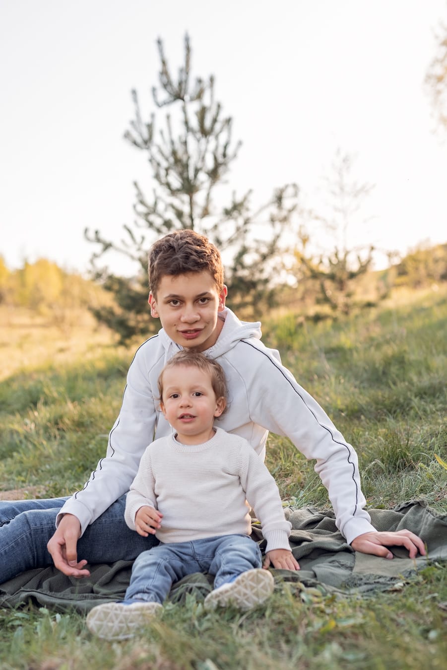 Bracia przytulają się na łące sesja Gdynia