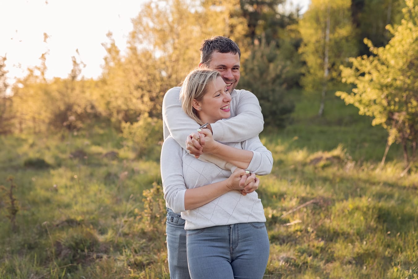 Rodzice przytuleni na łące zachód słońca Gdynia