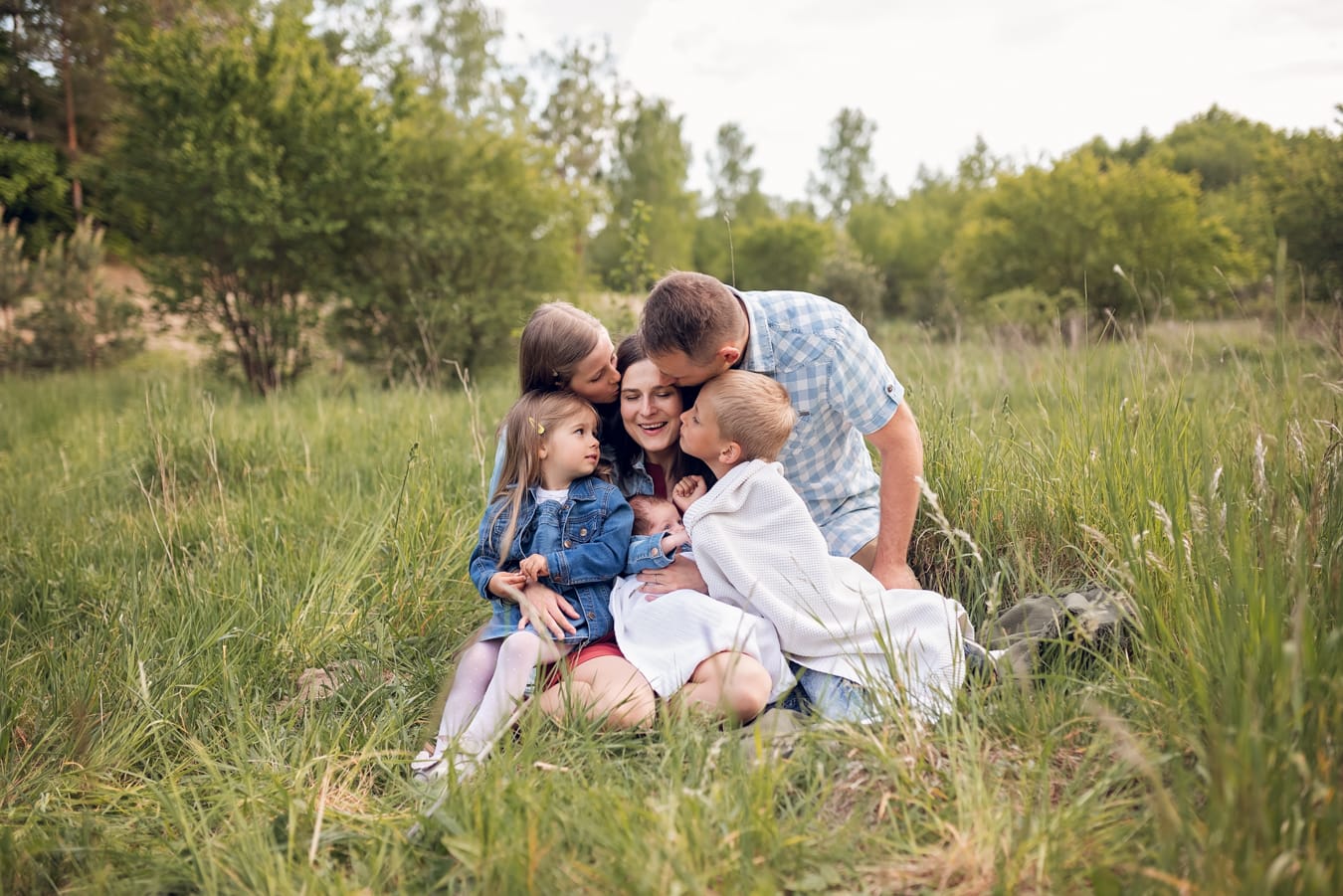 Rodzinna sesja zdjęciowa w plenerze z noworodkiem w Gdyni
