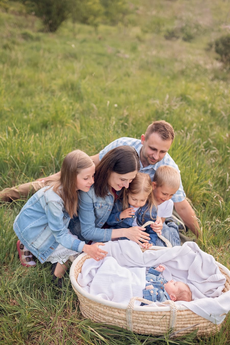 Rodzina podczas sesji noworodkowej w plenerze w Gdyni