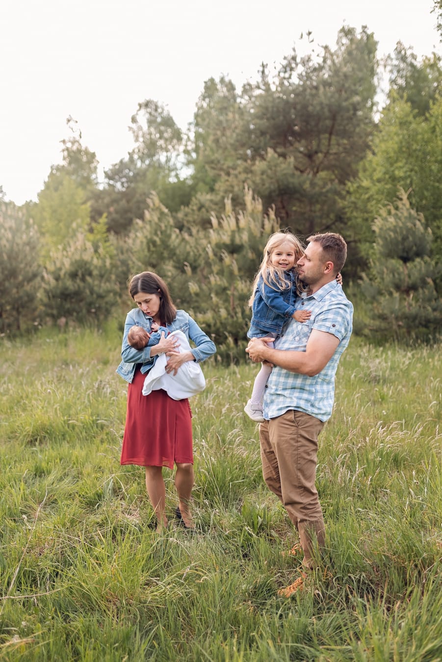 Rodzinna sesja noworodkowa na łące o zachodzie słońca Gdynia