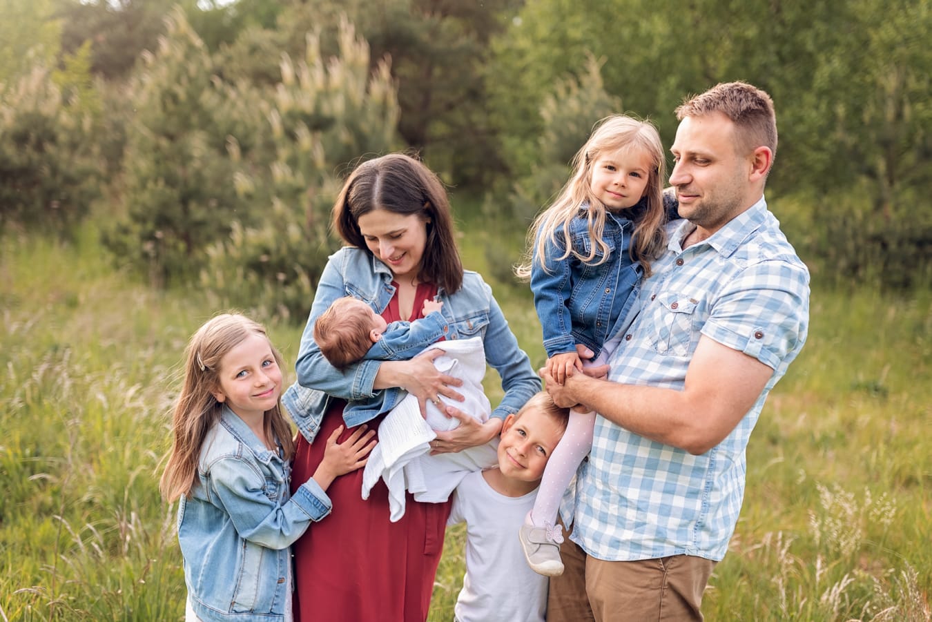 Wspólny, rodzinny czas podczas noworodkowej sesji zdjęciowej Gdynia