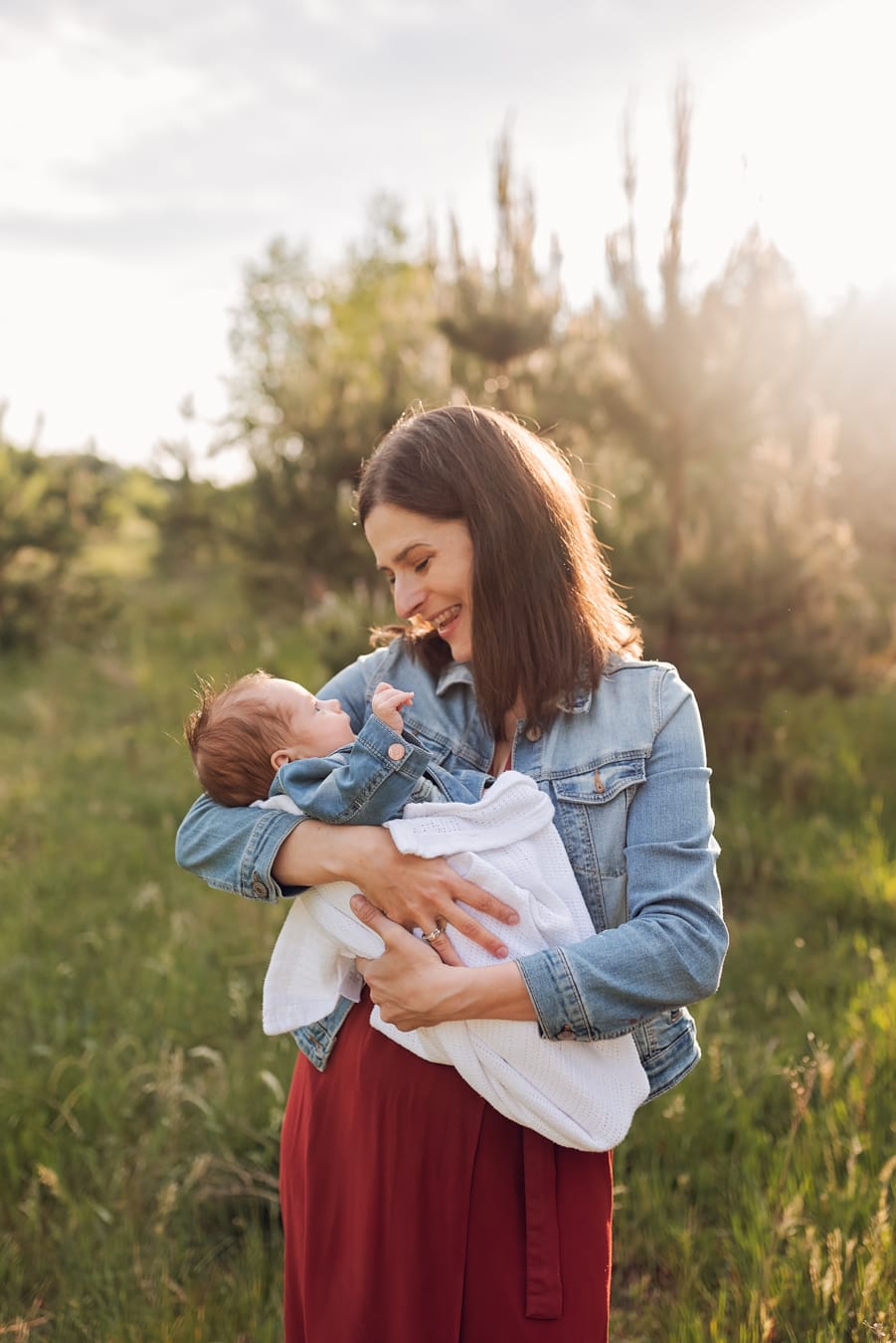 Mama z noworodkiem podczas rodzinnej sesji zdjęciowej w plenerze Gdańsk Gdynia Sopot