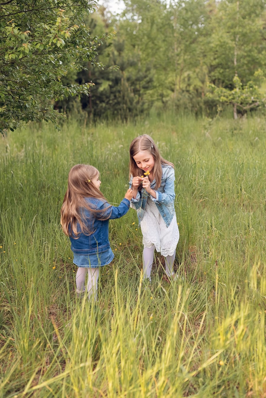 Siostry podczas rodzinnej sesji zdjęciowej w plenerze w Gdyni