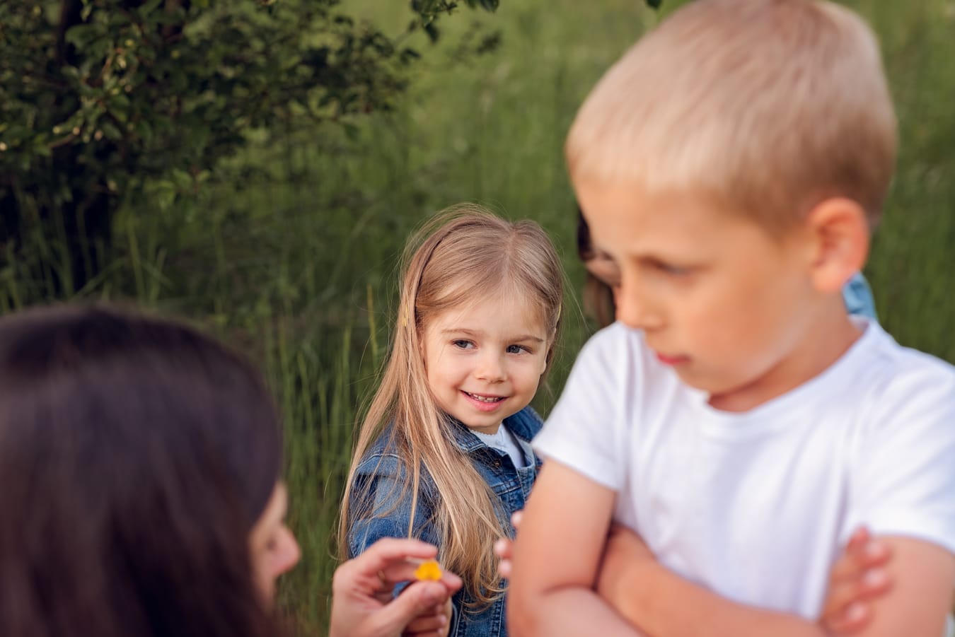 Rodzinny czas podczas naturalnej sesji zdjęciowej w plenerze w Gdyni