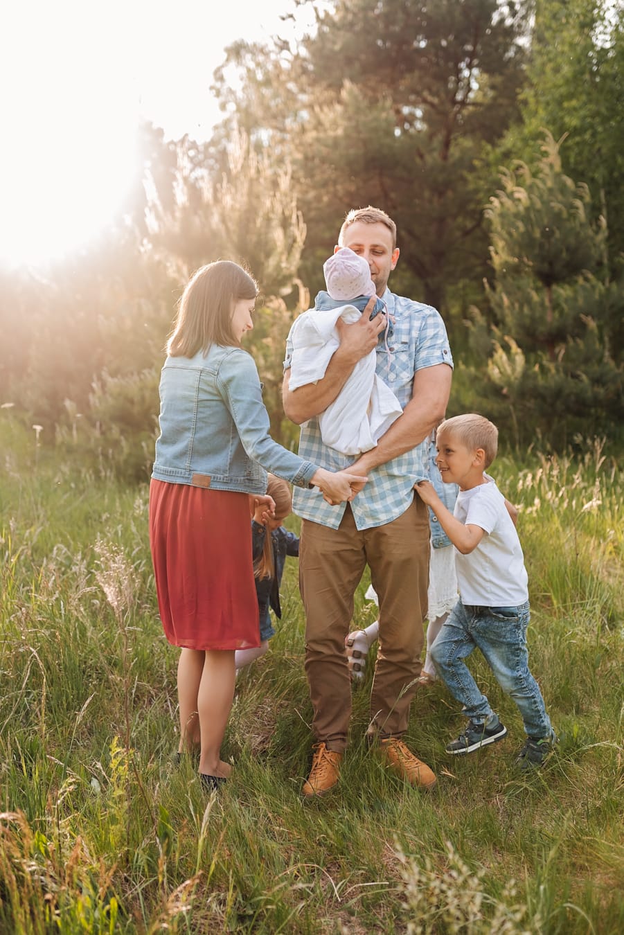 Wspólne zabawy podczas rodzinnej sesji noworodkowej w plenerze, Gdańsk Gdynia Sopot