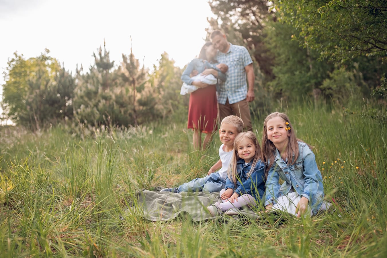 Rodzina wielodzietna podczas naturalnej sesji rodzinnej w plenerze, Gdańsk Gdynia Sopot