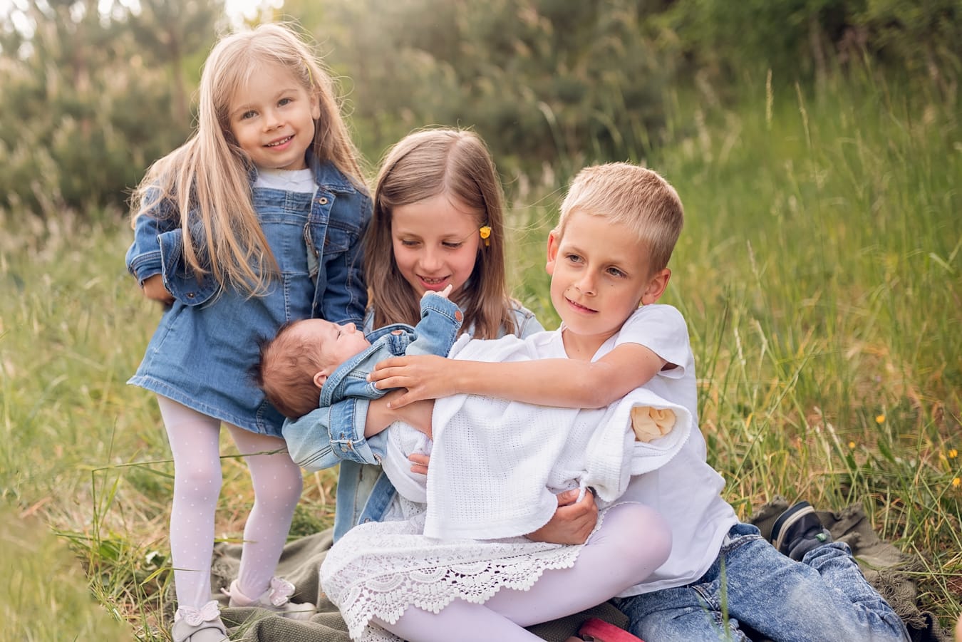 Rodzeństwo podczas rodzinnej sesji noworodkowej w plenerze, Gdańsk Gdynia Sopot