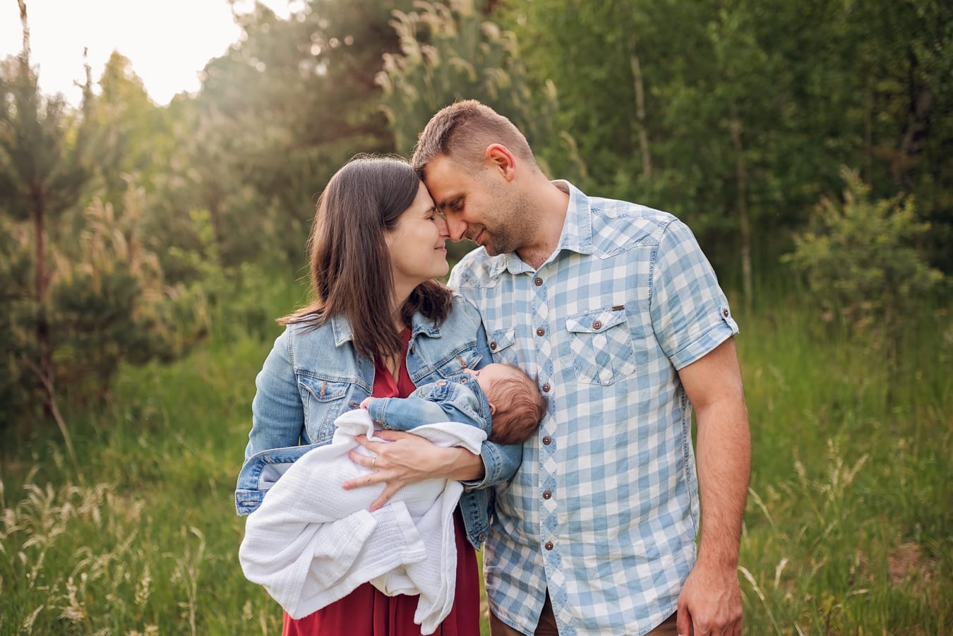 Rodzice podczas rodzinnej sesji noworodkowej w plenerze, Gdańsk Gdynia Sopot
