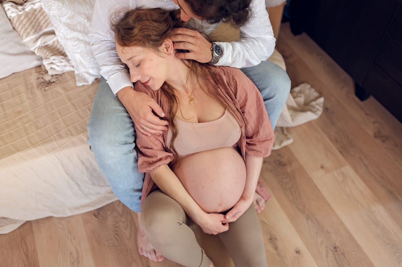 Para na kanapie sesja ciążowa w domu Gdańsk