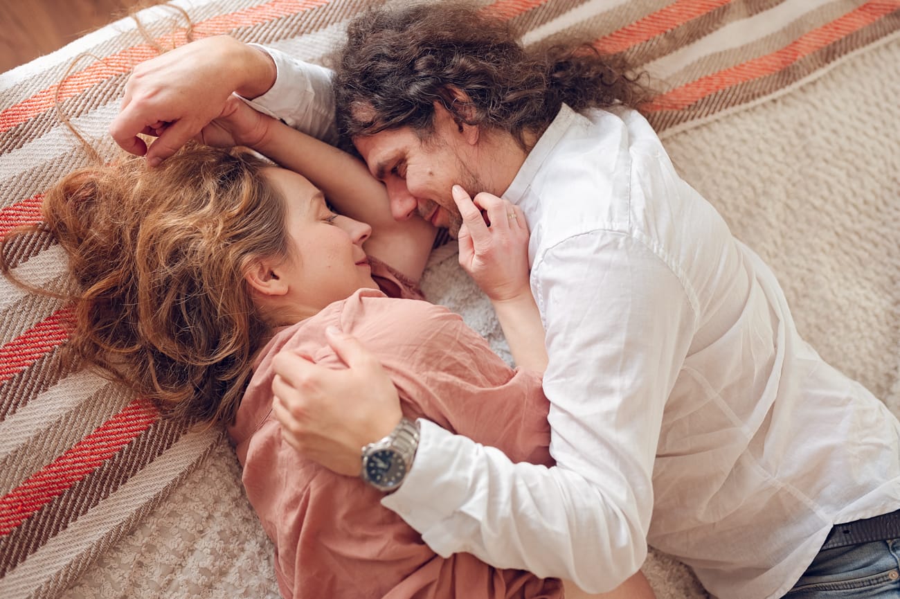 Para w sypialni sesja ciążowa w domu Gdańsk