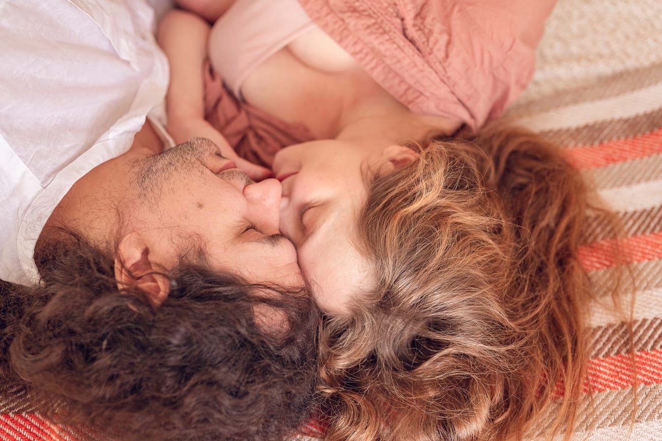 Para przytulona czule sesja ciążowa w domu