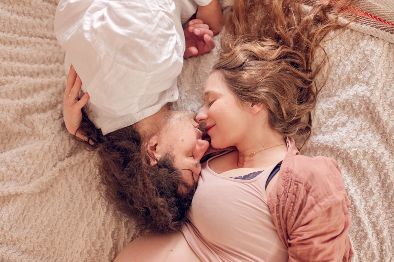 Para całuje się sesja ciążowa w domu Gdańsk