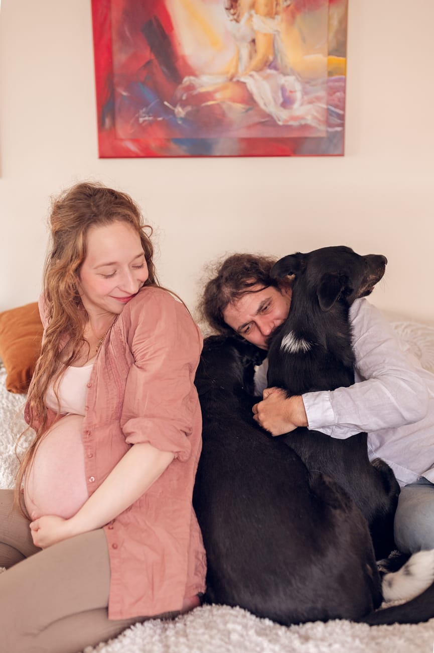 Para z dwoma psami sesja ciążowa w domu Gdańsk