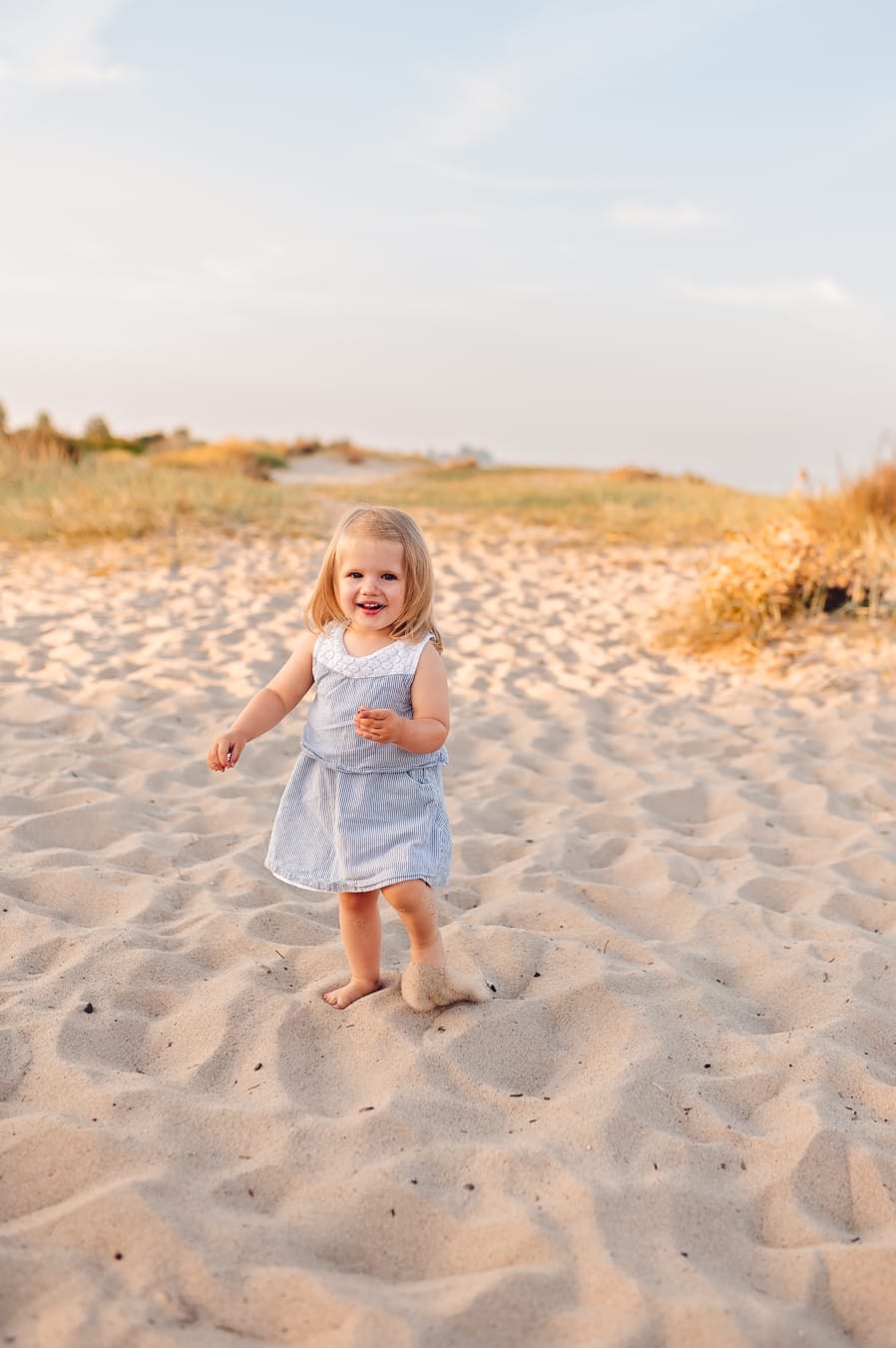 Dziewczynka na pustej plaży zachód słońca Trójmiasto