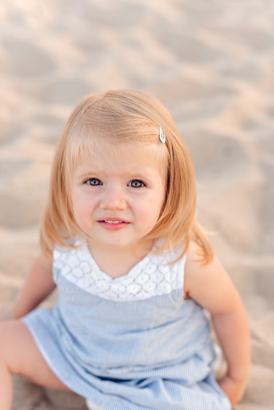 Portret dziewczynki plaża zachód słońca Trójmiasto