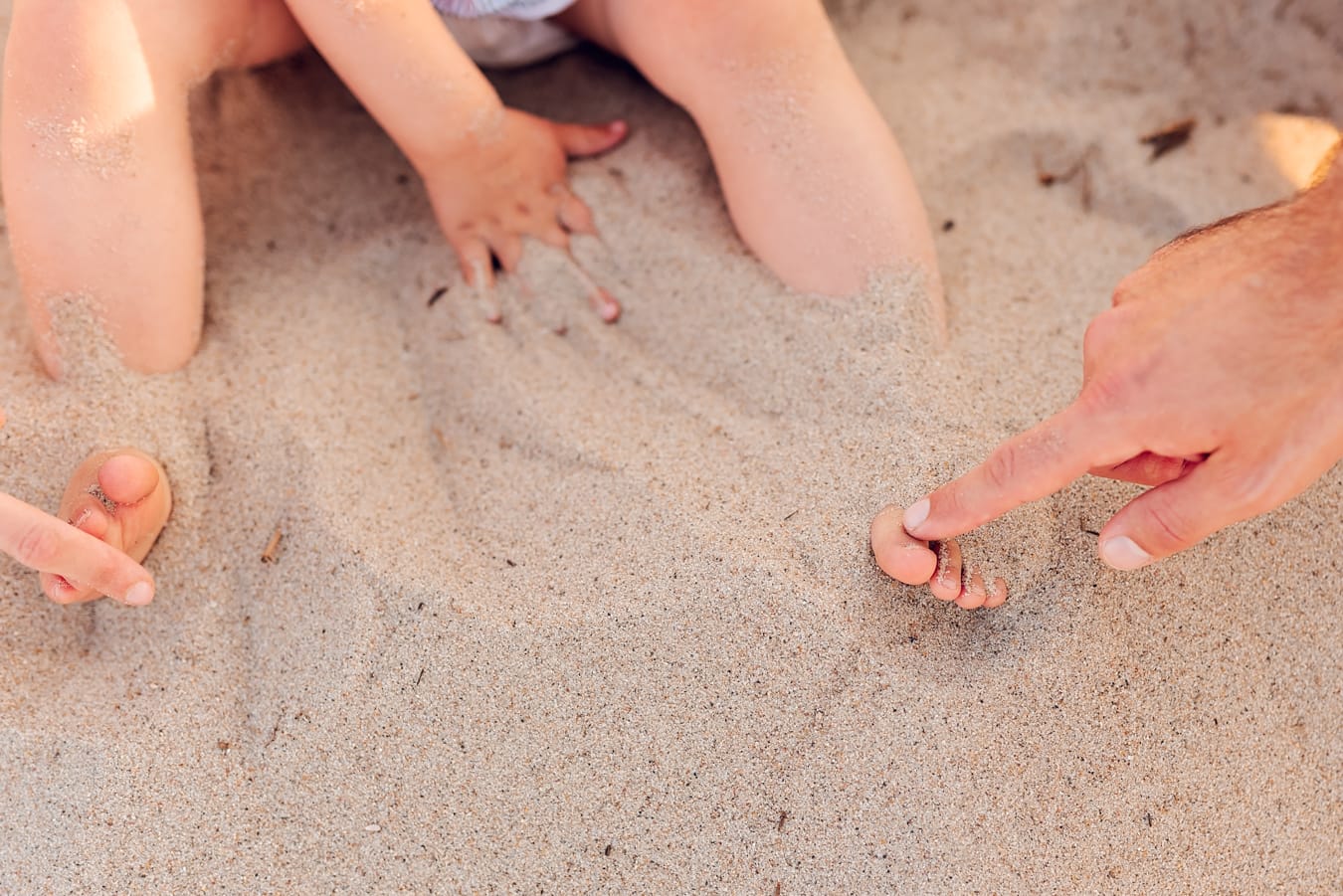 Zabawa w piasku sesja rodzinna nad morzem Trójmiasto