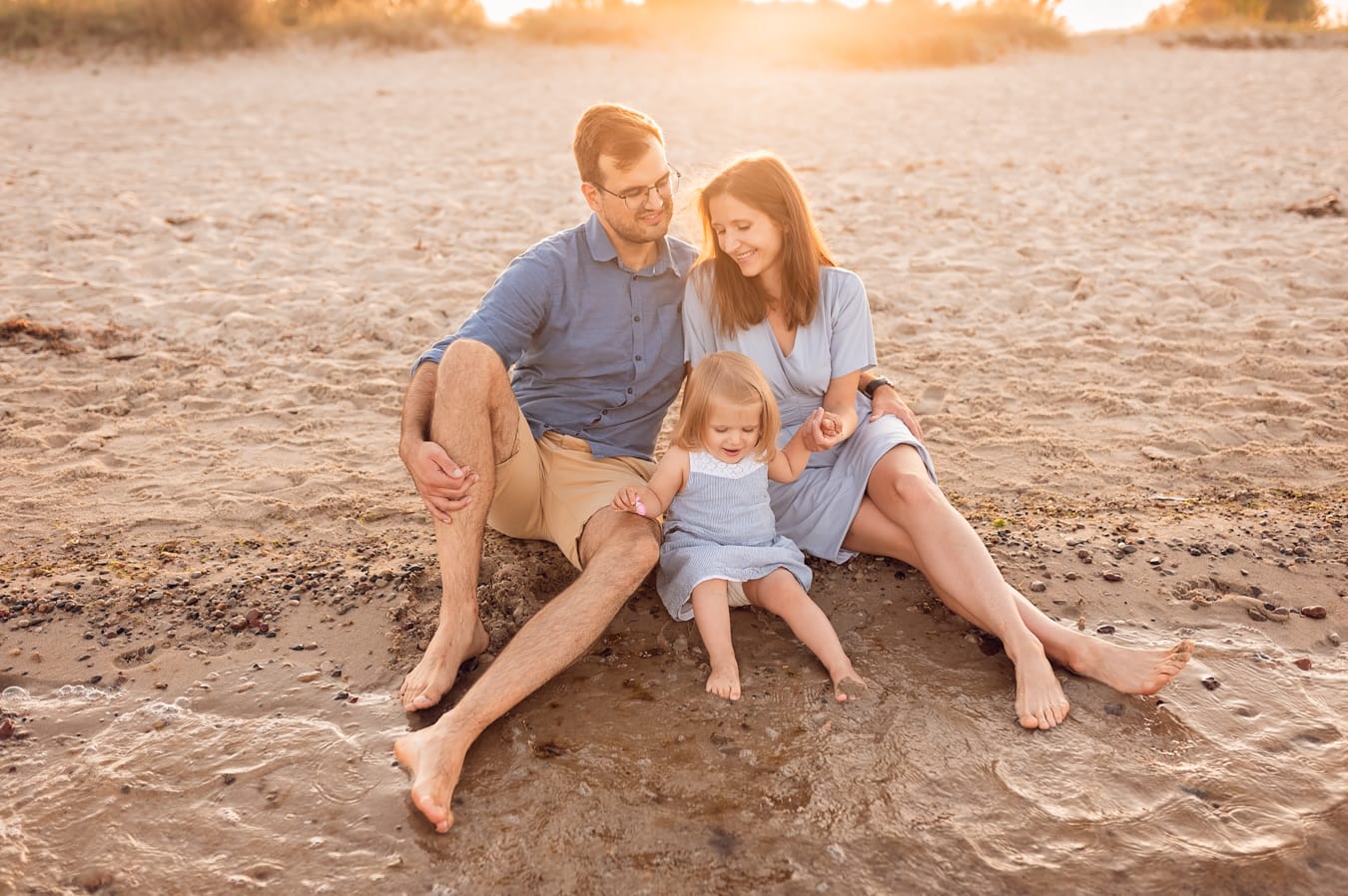 Rodzina siedzi nad morzem zachód słońca Trójmiasto