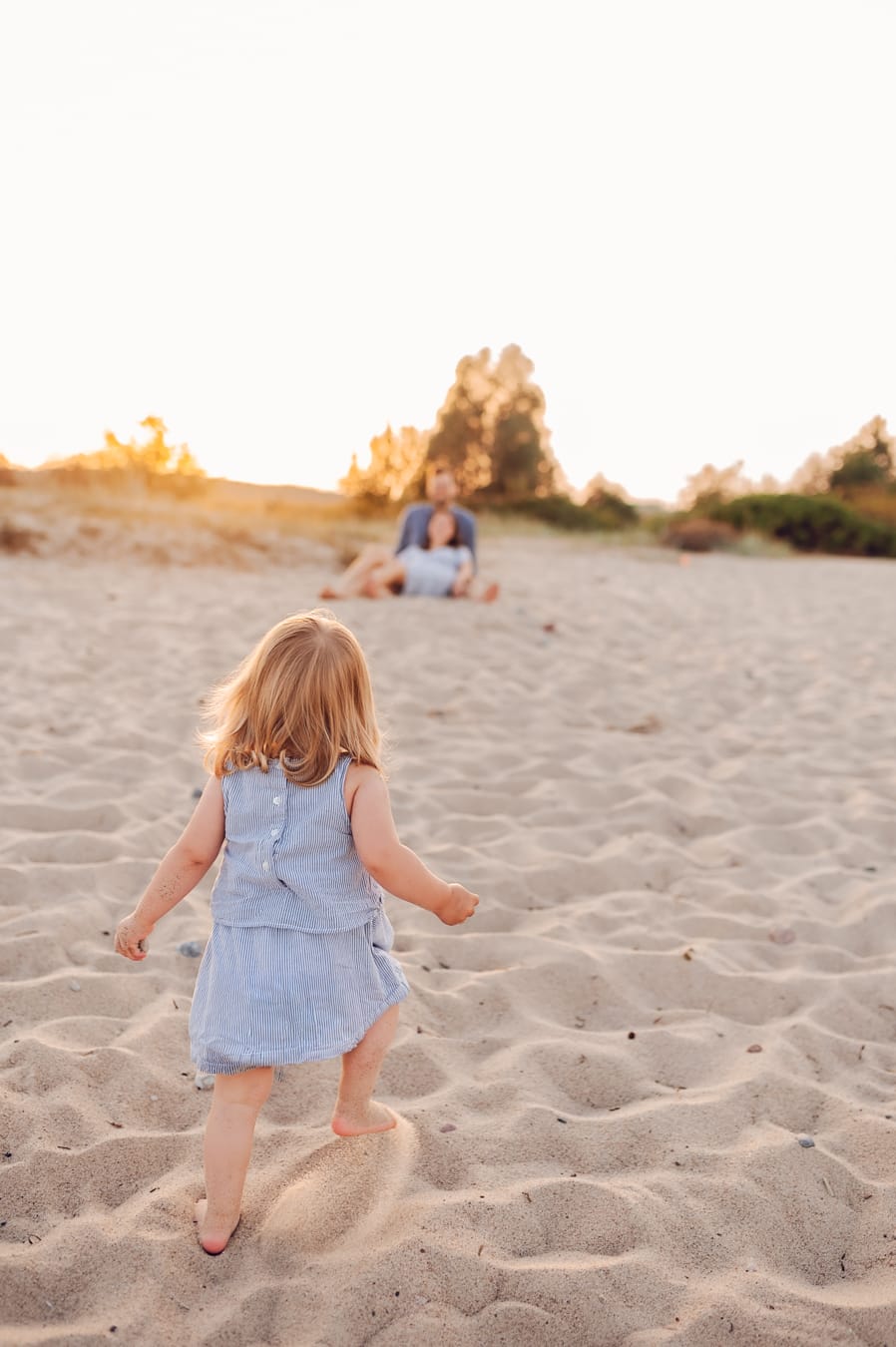 Córka biegnie do rodziców zachód słońca plaża