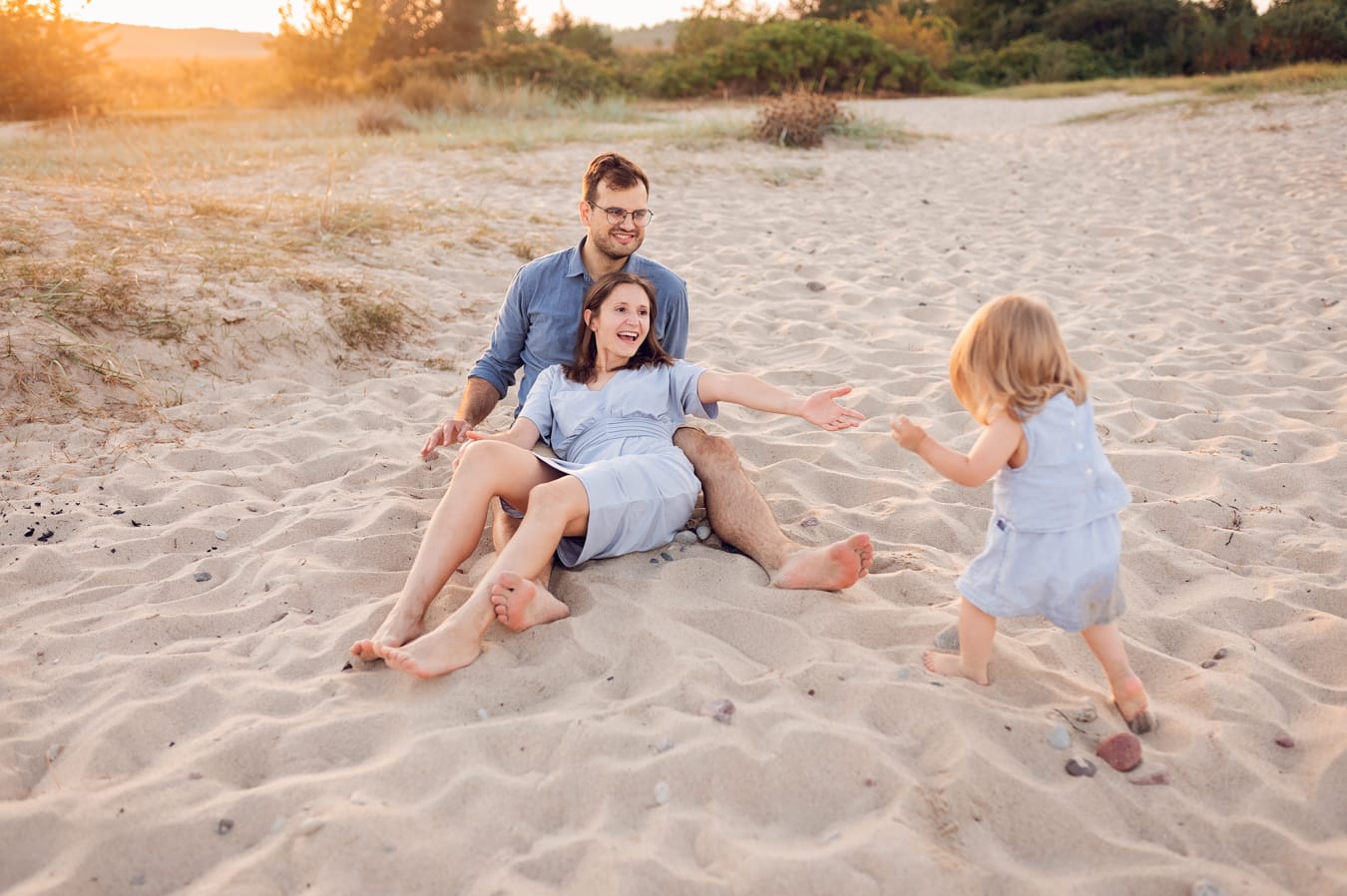 Rodzice z córką sesja rodzinna nad morzem