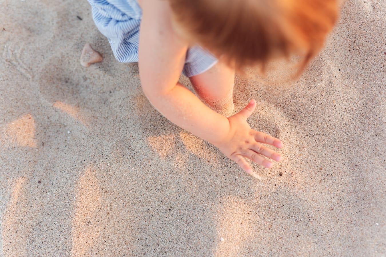 Zabawy w piasku sesja nad morzem
