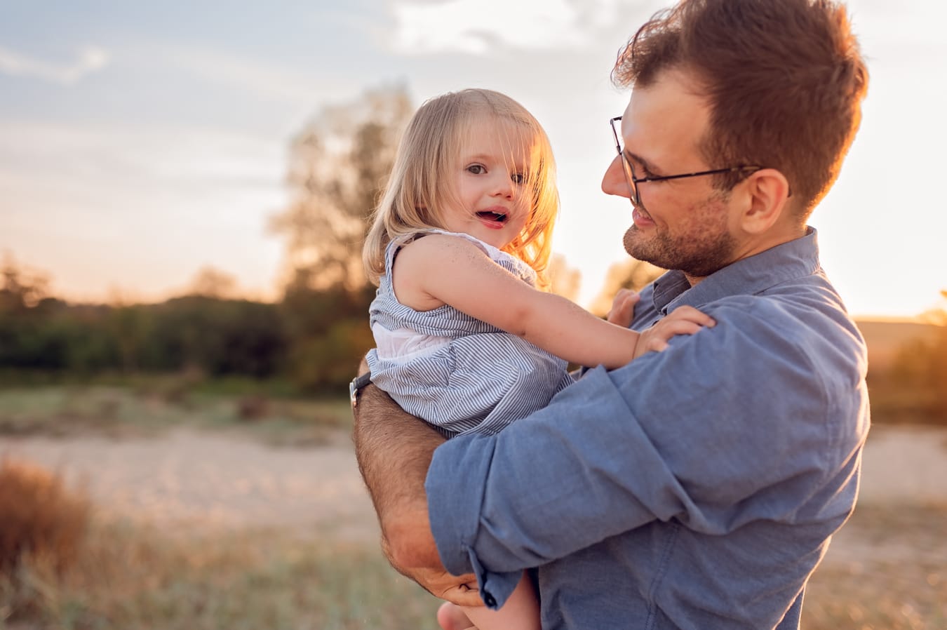 Portret dziewczynki zabawa na plaży sesja Trójmiasto