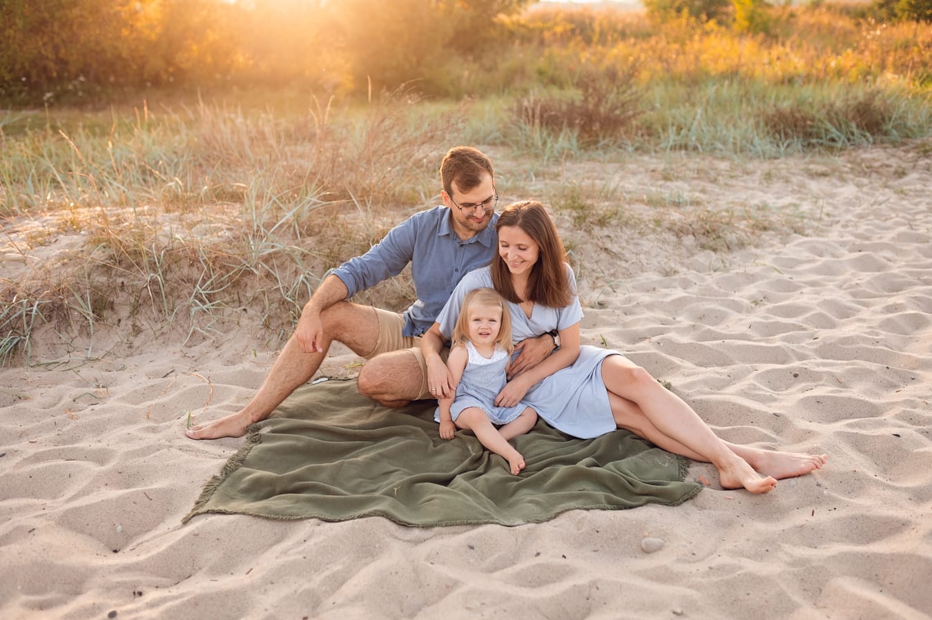 Rodzina w nadmorskich trawach zachód słońca Trójmiasto