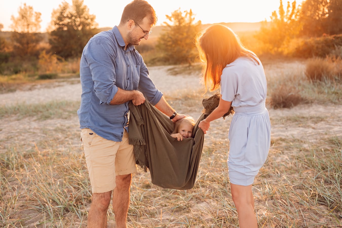 Rodzinne zabawy z kocem sesja nad morzem Trójmiasto